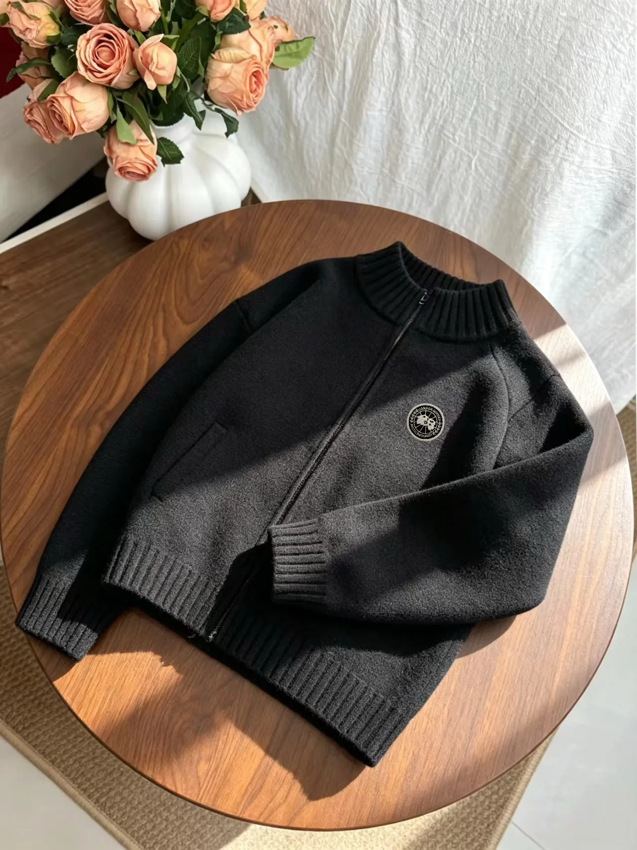 , Canada Goose 2026 autumn and winter new product low-key luxury old money style trendy brand gentleman mid-collar Premium sweater wool yarn blend upper body is comfortable and easy to care for Double-layer yarn can produce such a premium effect. It is available from trading company channels. It is a star-level item in winter. It is easy to wear and practical. It is an all-purpose basic Versatile style. The texture is excellent. It is skin-friendly and comfortable without scratching. It is a high-end fashion base layer that is extremely comfortable whether worn alone or as an inner layer. It has an excellent texture that is suitable for close-fitting wear. Demonstrate high-end and invincible fashion! Slim-fitting but not tight, with high elasticity on all sides, it is definitely a very comfortable upper body experience. It is a must-have item for winter wear! It is quite comfortable to wear under the down jacket. The stitching is neat and exquisite, and the details are exquisite. The upper body effect is very good. There is no age limit. It is the best product on the Internet! Size: The maximum wearing capacity of M-3XL is about 5 pounds. Please state your height and weight when placing an order.